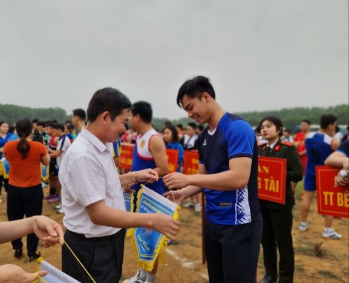 Đồng ch&iacute; Lương Văn Ho&agrave;n, Ph&oacute; B&iacute; thư Thường trực Huyện ủy trao cờ lưu niệm cho c&aacute;c trưởng đo&agrave;n.jpg