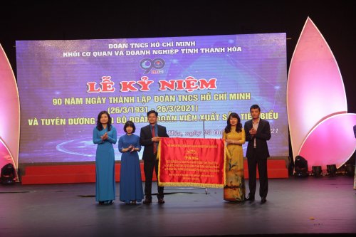 Thường trực Đảng ủy Khối trao tặng bức trướng cho tập thể Đo&agrave;n Khối.jpg