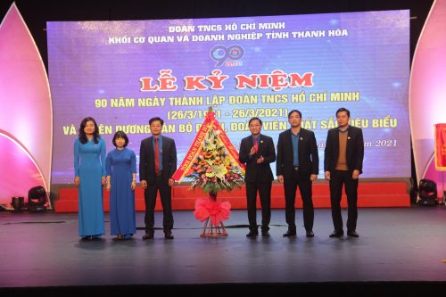 BTV Tỉnh đo&agrave;n tặng hoa ch&uacute;c mừng Đo&agrave;n Khối.jpg
