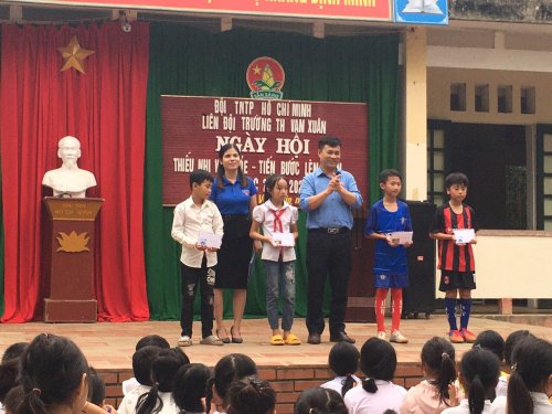 ảnh 3_ Trao qu&agrave; cho học sinh ngh&egrave;o vươn l&ecirc;n trong học tập.jpg