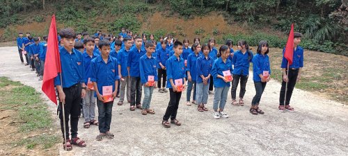 ảnh 1_ trao sổ đo&agrave;n tại khu di t&iacute;ch hội thề lũng nhai.jpg