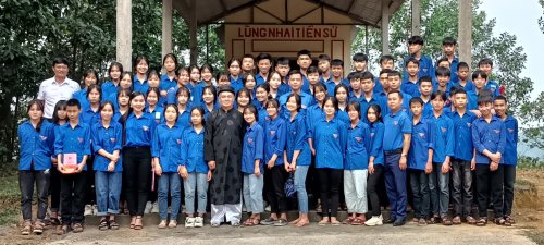 chụp ảnh lưu niệm tại hội thể lũng nhai.jpg