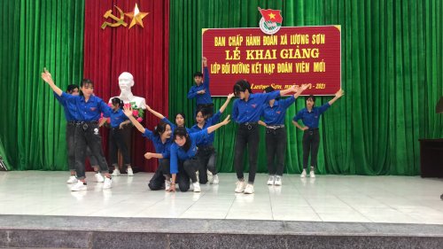 c&aacute;c học vi&ecirc;n tham gia văn nghệ.jpg