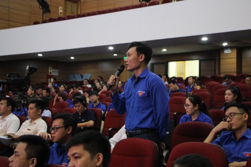 cử tri hỏi đ&aacute;p về c&aacute;c nội dung li&ecirc;n quan đến luật bầu cử.jpg