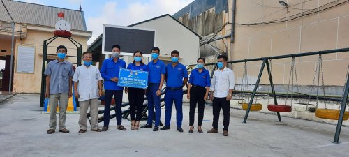 1. BTV huyện đo&agrave;n, Hội đồng Đội huyện Hậu Lộc hỗ trợ một phần kinh ph&iacute; thực hiện khu vui chơi cho thiếu nhi tại thon Hoa Ph&uacute; (x&atilde; Ha Lộc).jpg