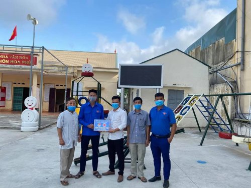 2. Chi đo&agrave;n Ph&ograve;ng kh&aacute;m đa khoa Hải Tiến Star ủng hộ một phần kinh ph&iacute; thực hiện cong tr&igrave;nh tại th&ocirc;n Hoa Ph&uacute; (x&atilde; Hoa LLoocj).jpg