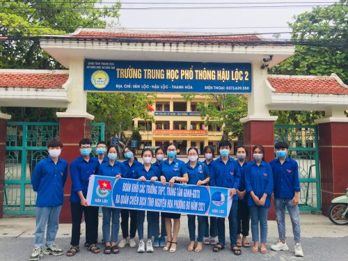 1. Đội h&igrave;nh t&igrave;nh nguyện Hoa phượng đỏ tham gia Tiếp sức m&ugrave;a thi.jpg