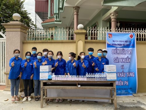 3. Hỗ trợ nước uống, dung dịch s&aacute;t khuẩn v&agrave; ph&aacute;t khẩu trang miễn ph&iacute; ph&ograve;ng dịch tại c&aacute;c điểm thi.jpg