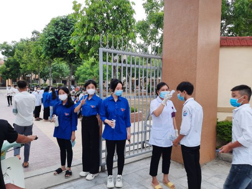 4. Hỗ trợ đo th&acirc;n nhiệt cho th&iacute; sinh tham gia kỳ thi v&agrave;o lớp 10.jpg
