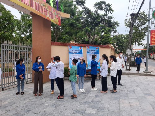6. Hỗ trợ đo th&acirc;n nhiệt tại điểm thi THPT Hậu Lộc 4.jpg