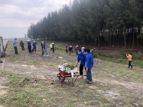 9. Đội h&igrave;nh t&igrave;nh nguyện Hoa phượng đỏ tham gia vệ sinh m&ocirc;i trường đ&ecirc; biển tại x&atilde; Đa Lộc ng&agrave;y 5 th&aacute;ng 6.jpg