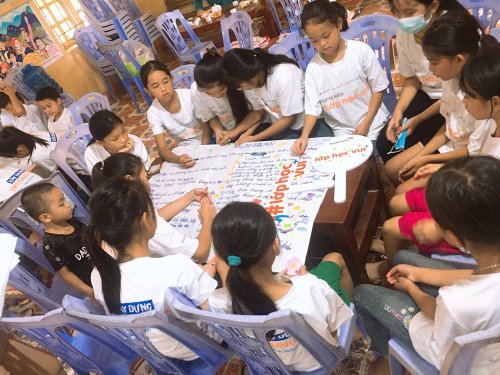 Ảnh 1_ C&aacute;c em đang thi vẽ tranh, l&agrave;m thơ.jpg