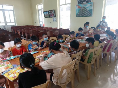 Ảnh 4_ C&aacute;c em đang đọc s&aacute;ch, b&aacute;o.jpg