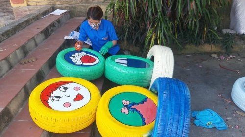 ảnh 1. ĐVTN tham gia thực hiện phần việc x&acirc;y dựng điểm vui chơi.jpg