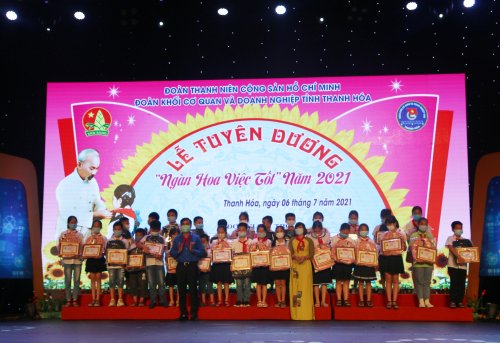 L&atilde;nh đạo trao tặng giấy khen v&agrave; phần thưởng cho c&aacute;c đội vi&ecirc;n, TNNĐ.jpg