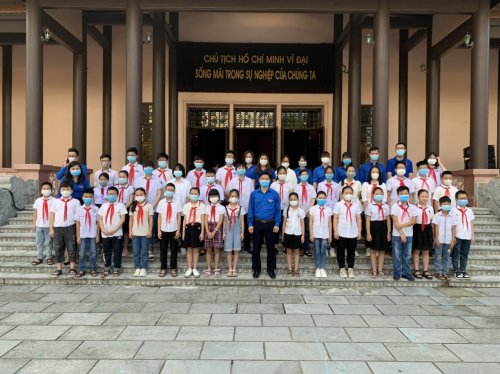 Đo&agrave;n đại biểu d&acirc;ng hương tại Khu tưởng niệm chủ tịch Hồ Ch&iacute; MInh.jpg