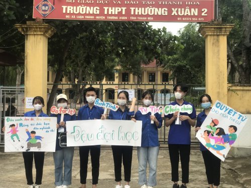 Ảnh 4_ Hoạt động tiếp sức m&ugrave;a thi tại điểm trường THPT Thường Xu&acirc;n 2.jpg