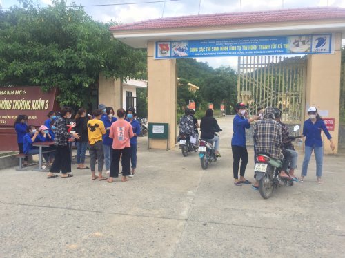 Ảnh 6_ Hoạt đ&ocirc;ng tiếp sưc m&ugrave;a thi tại điểm trường THPT Thường Xu&acirc;n 3.jpg