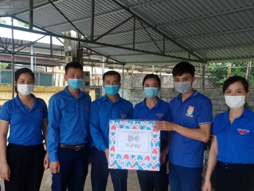 Ảnh 2_ Ban thường vụ Huyện đo&agrave;n đến thăm, động vi&ecirc;n avf tặng qu&agrave; cho đội h&igrave;nh tiếp sức m&ugrave;a thi tại điểm trường THPT Thường Xu&acirc;n 2.jpg