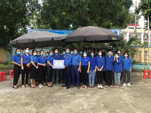 Ảnh 2_ Ban Thường vụ Huyện đo&agrave;n đi thăm v&agrave; tặng qu&agrave; tại trường THPT cầm B&aacute; Thươcs.jpg