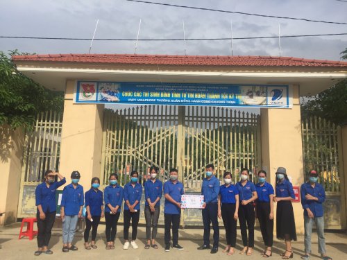 Ảnh 3_ Ban Thường vụ Huyện đo&agrave;n đến thăm, động vi&ecirc;n v&agrave; tặng q&agrave;u cho đội h&igrave;nh tiếp sưc m&ugrave;a thi tại điểm trường THPT Thường Xu&acirc;n 3.jpg