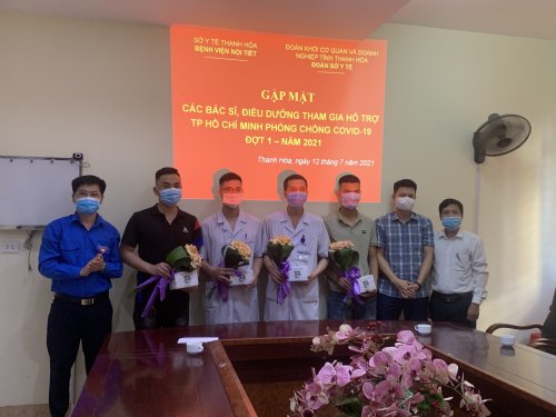 Đc Ho&agrave;ng Mạnh Cường - B&iacute; thư Đo&agrave;n Khối, Đo&agrave;n thanh ni&ecirc;n v&agrave; l&atilde;nh đạo Sở y tế trao tặng hoa v&agrave; qu&agrave; cho ĐVTN tham gia .jpg