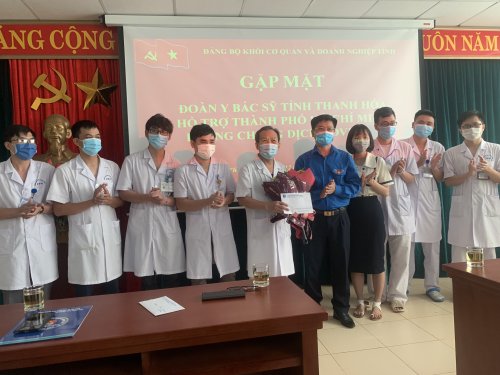 Đc Ho&agrave;ng Mạnh Cường - ủy vi&ecirc;n BTV Tỉnh đo&agrave;n, B&iacute; thư Đo&agrave;n Khối tặng hoa cho Đo&agrave;n c&ocirc;ng t&aacute;c.jpg