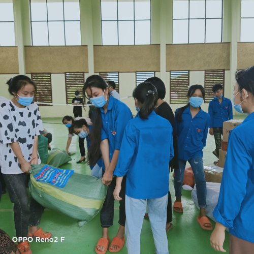 ảnh 4. Đo&agrave;n TT Y&ecirc;n C&aacute;t t&igrave;nh nguyện hỗ trợ đ&oacute;ng g&oacute;i v&agrave; vận chuyển h&agrave;ng h&oacute;a.jpg
