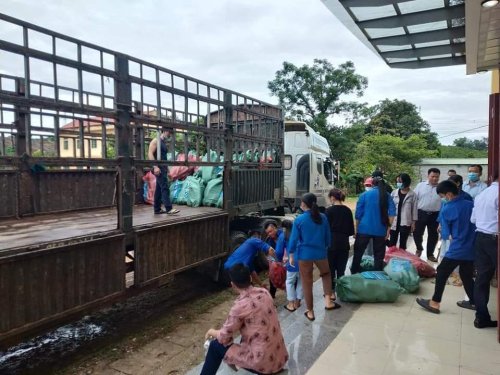 ảnh 5Tổ chức t&igrave;nh nguyện hỗ trợ vận chuyển h&agrave;ng l&ecirc;n xe tại khu tập kết h&agrave;ng h&oacute;a của huyện.jpg