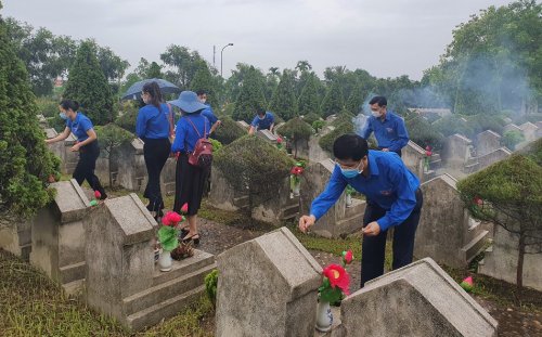 Tuổi trẻ Đo&agrave;n Khối thắp hương tri &acirc;n c&aacute;c anh h&ugrave;ng liệt sỹ tại Nghĩa trang liệt sỹ H&agrave;m Rồng.jpg