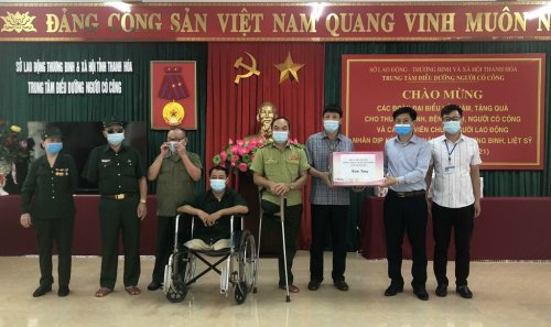 tặng qu&agrave; v&agrave; khẩu trang tại Trung t&acirc;m điều dưỡng người c&oacute; c&ocirc;ng tỉnh TH.jpg