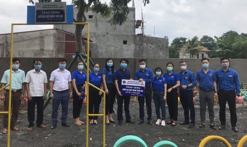 trao tặng khu vui chơi tại x&atilde; cẩm ph&uacute;, cẩm thủy.jpg