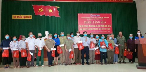 tặng qu&agrave; cho gđ thương binh, c&oacute; c&ocirc;ng với c&aacute;ch mạng tại huyện Hậu Lộc.jpg