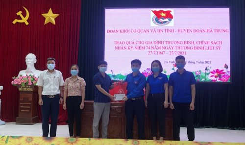 tặng qu&agrave; thương binh tại huyện h&agrave; trung.jpg