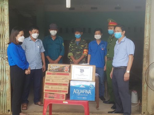 Đại diện BTV huyện Uỷ, BTV huyện Đo&agrave;n thăm hỏi, tặng mũ chống giọt bắn v&agrave; nhu yếu phẩm cần thiết cho c&aacute;c chốt trực ph&ograve;ng, chống dịch bệnh Covid-1.jpg