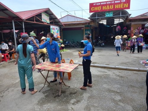ĐVTN t&igrave;nh nguyện trực ở chợ.jpg