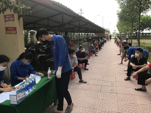 ĐVTN tham gia hỗ trợ c&ocirc;ng t&aacute;c ổn định trật tự giữ kho&agrave;ng c&aacute;ch khi người d&acirc;n đi test.jpg