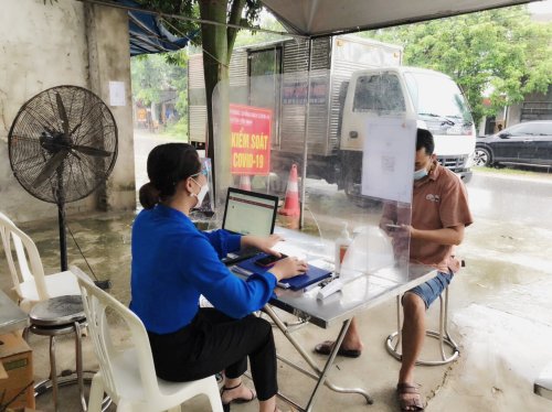 Tham gia tình nguyện, trực chốt kiểm soát dịch Covid-19.jpg