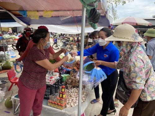Tặng mũ chống dọt bắn phòng chống covid-19 cho tiểu thương, khu chợ.jpg