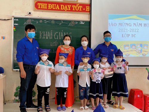 ĐVTN xã tổ chức tặng kính chống giọt bắn phòng chống Covid-19 cho các em học sinh.jpg