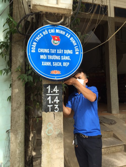 Gắn biển tuyên truyền phòng chống dịch Covid-19.jpg