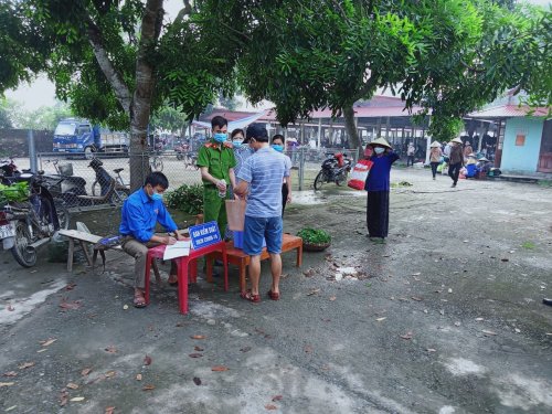ĐVTN tham gia kiểm soát dịch Covid-19 tại các điểm chợ.jpg
