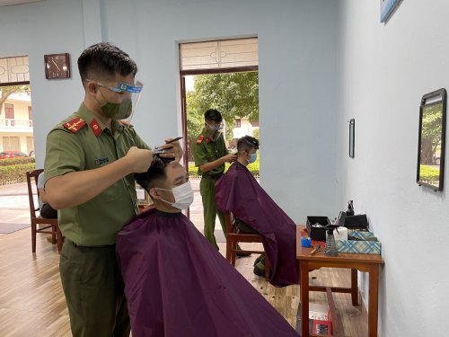 ảnh 1. Cắt t&oacute;c.CA.jpg