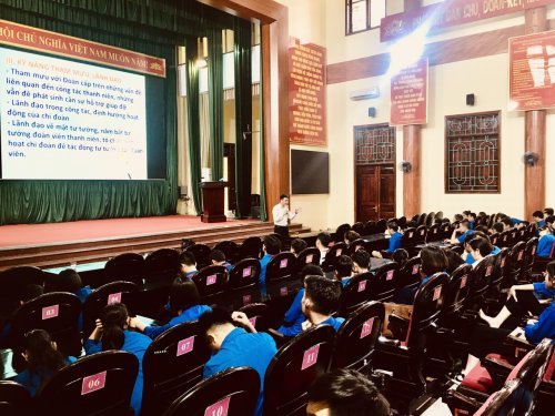 đồng ch&iacute; giảng vi&ecirc;n Nguyễn Xu&acirc;n Th&agrave;nh - Ph&oacute; GĐ Trung t&acirc;m HĐ&BD TTN giảng b&agrave;i tại lớp học.jpg