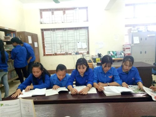 cac-em-hoc-sinh-truong-thtp-thanh-hoa-doc-sach-bao-tai-gio-ra-choi.jpg