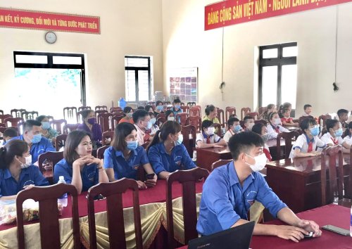 Đo&agrave;n vi&ecirc;n, thanh thiếu nhi tham gia buổi tuy&ecirc;n truyền về ph&ograve;ng, chống ma tu&yacute;.jpg