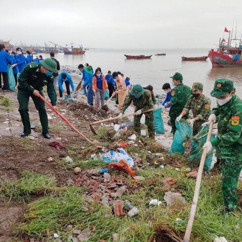 ĐTN Bi&ecirc;n ph&ograve;ng Đa Lộc don vệ sinh biển.jpg