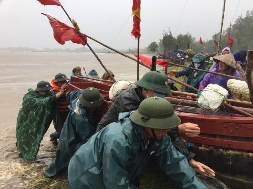 gi&uacute;p b&agrave; con nd đưa thuyền tr&uacute; b&atilde;o.jpg
