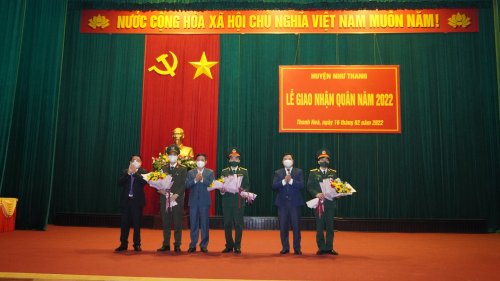 L&atilde;nh đạo huyện trao hoa v&agrave; qu&agrave;.jpg