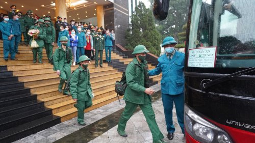C&aacute;c t&acirc;n binh l&ecirc;n xe đến nhận nhiệm vụ nơi mới.jpg